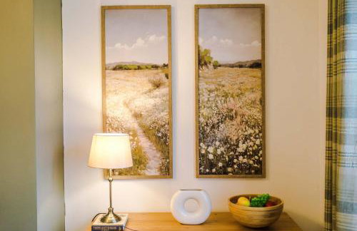 Spacious 3 Bed Home in Great Location by 53 Degrees Property - Ideal for Business with Parking - Foto 9