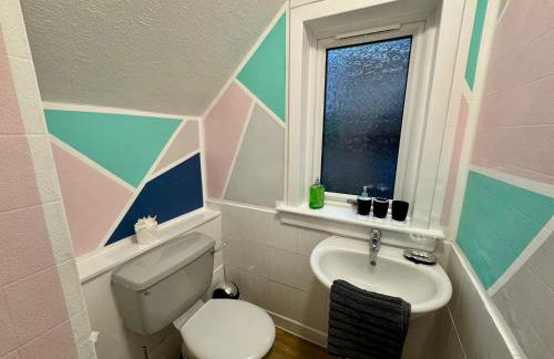 FERRY HOUSE - INVOICE and REDUCED PRICE only via SUNRISE SHORT LETS DUNDEE, 4 Bed House, Great for Contractors, Fully Equipped, Private Parking, Easy Ring Road Access - ASK SUNRISE SHORT LETS - and ONLY 5 Mins to STANNERGATE Ports - Foto 10