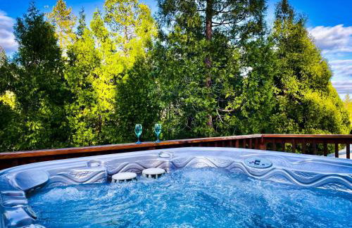 Honeybee Hive HOT TUB BBQ 8 minutes to Bass Lake Sleeps up to 6 - Photo 1