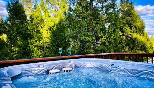 Honeybee Hive HOT TUB BBQ 8 minutes to Bass Lake Sleeps up to 6 - Foto 1