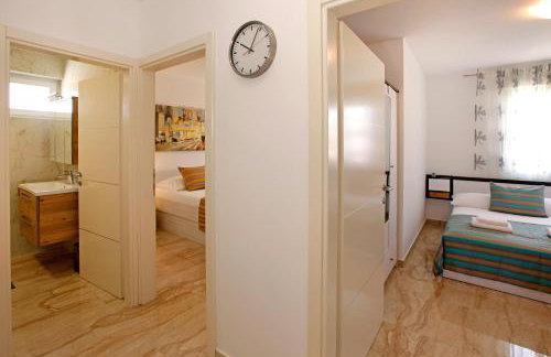 Modern 2-Bed Apt, Late check in available - Photo 30