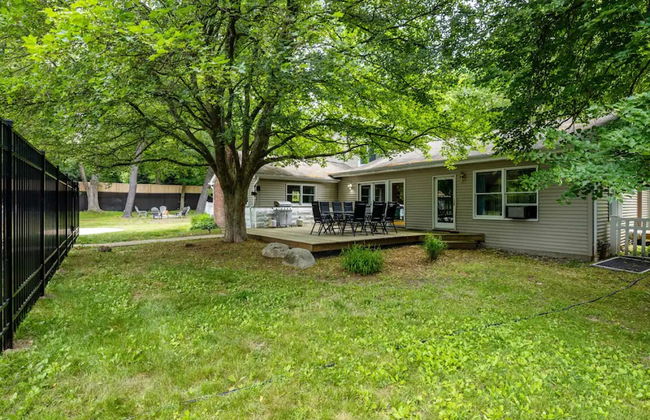 Cozy Fall Home With 4BR and Fireplace - Photo 30