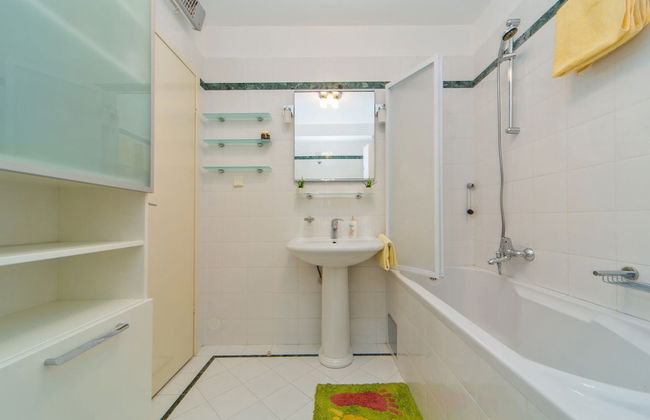 Spacious and Modern 1st Floor Apartment With Private Garage, Wi-fi - Foto 12