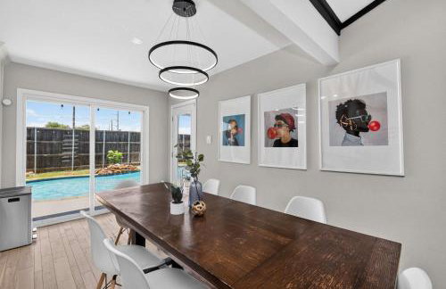 Perfect Getaway Home w Pool Jacuzzi Cinema Room - Photo 11