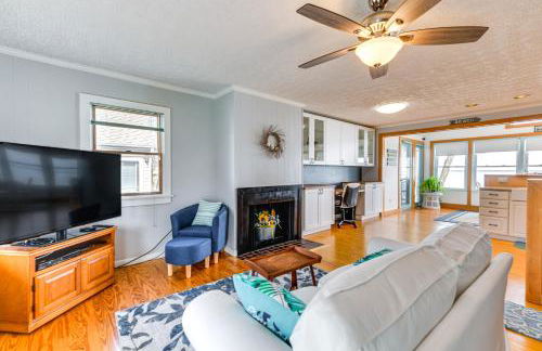 Riverfront Colonial Beach Home with Private Beach! - Foto 6