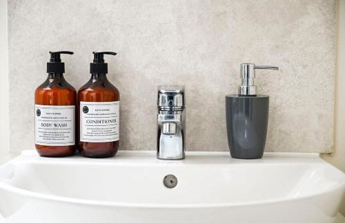 Swan's Place - Large 4bed home, Sleeps 9, Parking x2 & Games room - Foto 34