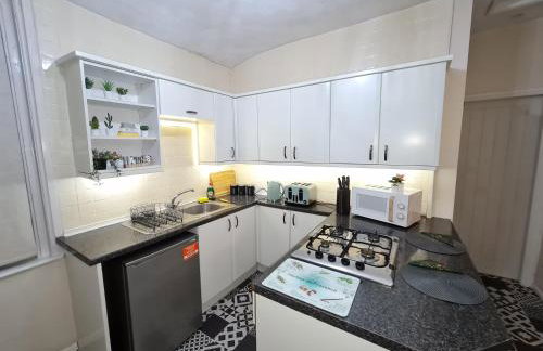 Large 3 Bed Flat, Free Parking-by Holiday Homes - Foto 19