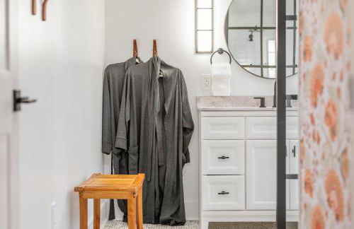 Couples Retreat with Hot Tub, Beach Cruisers, Spa Bath - Foto 30