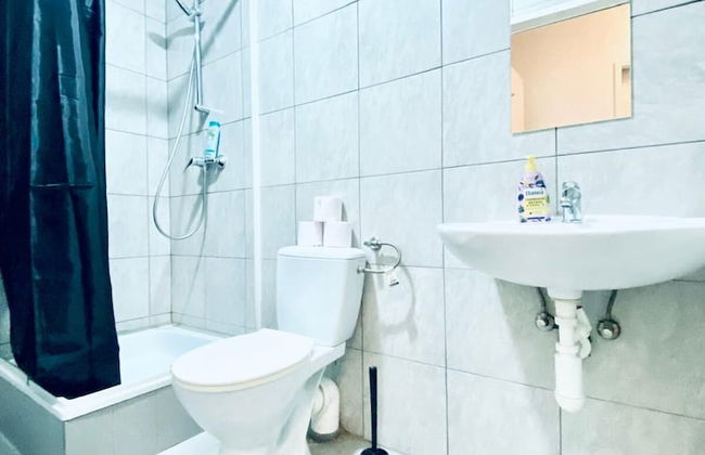 Stylish Shared 3-Bedroom Stay Near City - Foto 36