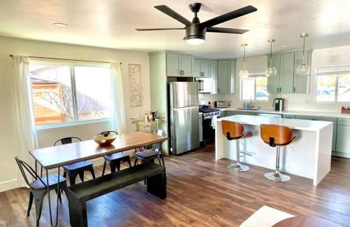 Modern Home with View and Large Private backyard - Foto 13