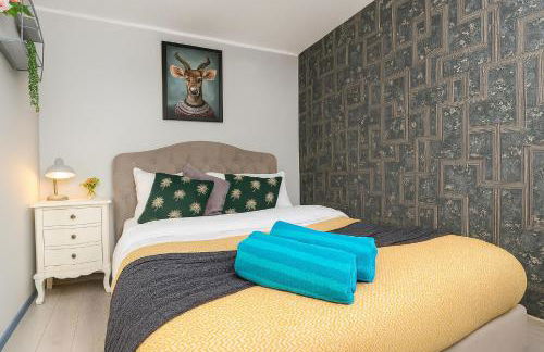 Free Parking and Garden 3 Bedroom Sleeps 8 guests - Photo 9