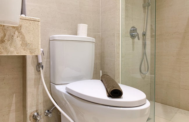 Warm And Modern Look Studio Room At Gold Coast Apartment - Foto 12