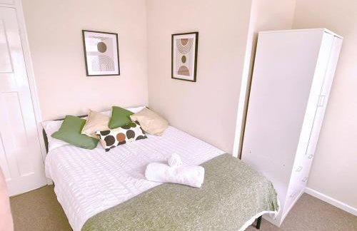 Stylish 4BR Home - Free WiFi -Ideal for Contractors - Foto 18