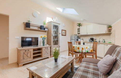 Modernes Apartment mit traumhafter Aussicht, Pool, Privatparkplatz, WiFi - Photo 17