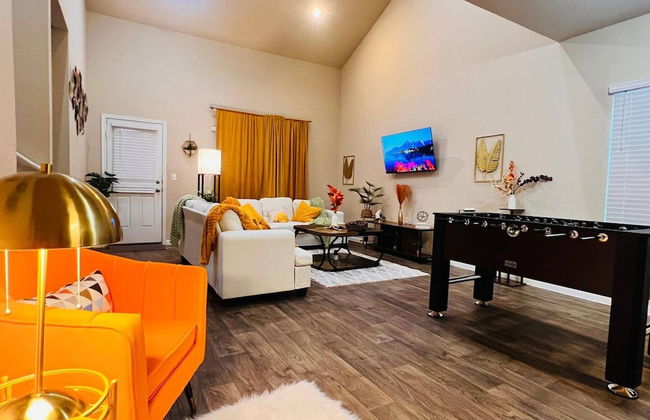 Spacious 4BR Home w Game Room Office Backyard - Foto 26