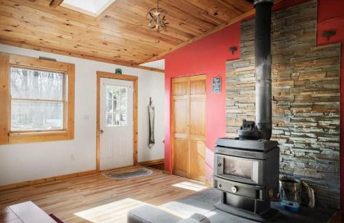 Cabin w hot tub & kayaks by river - Foto 28