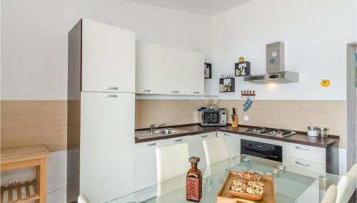 2 Bedroom Awesome Apartment In Miskovici - Foto 5