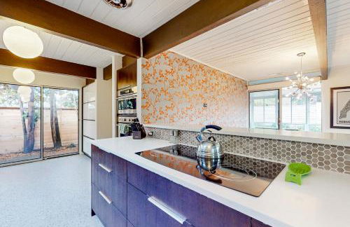 Mid-Century Marvel - Photo 8