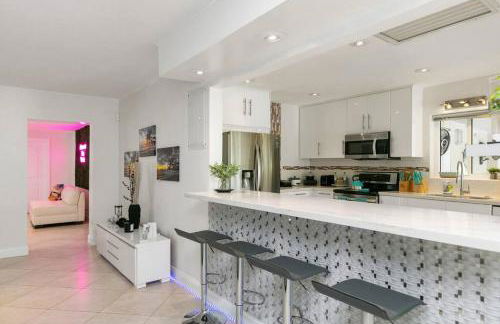 ~Villa Victoria Luxury! (Pool)~1 mile from beach - Foto 52