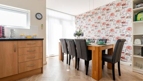 Comfortable 3-Storey House with Free Car Parking - Foto 4