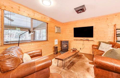 Forest Views and Fire Pit Cozy Pine Cabin - Foto 4