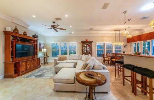 Villa Hibiscus-Waterfront-Free Heated Pool-Dock-Bikes-Other Amenities - Photo 10