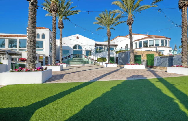 Southern Exposure w/ Private Balcony - Foto 27