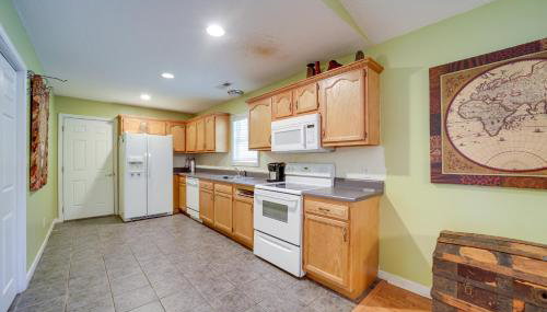 Candler Home with Large Deck Hike, Bike and Unwind! - Foto 2