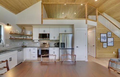 Lakeside Cabin Retreat with Private Hot Tub! - Foto 12