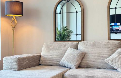 Upscale Escape 10 Min from Disneyland With Pool & Gym - Foto 47