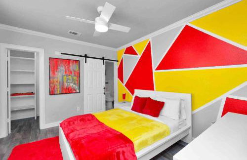 Prolific Red Luxe: Private Deck + Stylish Living - Photo 2