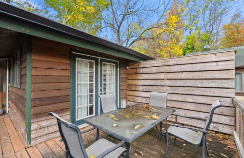 Two Cabins Retreat in Woods Resort - Dog-Friendly - Foto 79