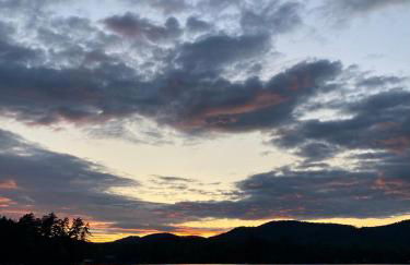 91WR Lake vibes and views at this waterfront home in the White Mountains - Foto 48