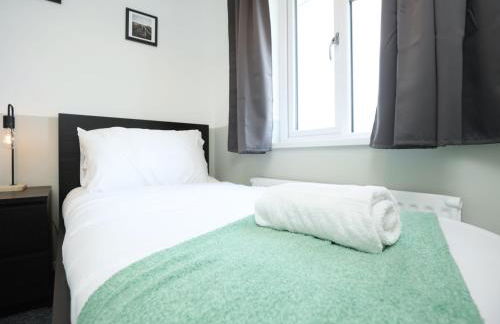 Homely ! Perfect for Contractors and Guests with Private off street parking - Foto 35