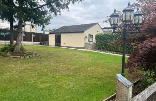 2 bedroom bungalow, 15 minutes to Alton Towers, dog friendly - Foto 59