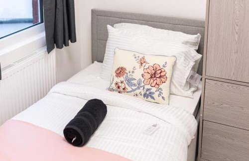 Amanah Properties - Elegant 4-Bedroom Home in Wembley with Parking, Perfect for Contractors - Foto 7