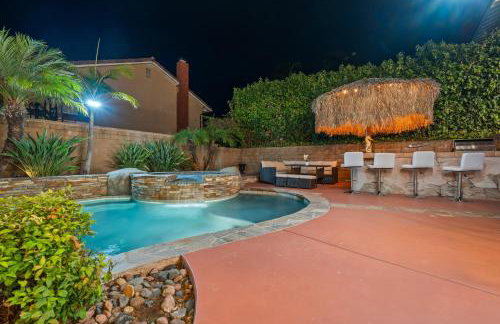 Entire Private Home with 4 Bedrooms, Pool, Hot Tub, King Bed, Garage, Available Now - Foto 33