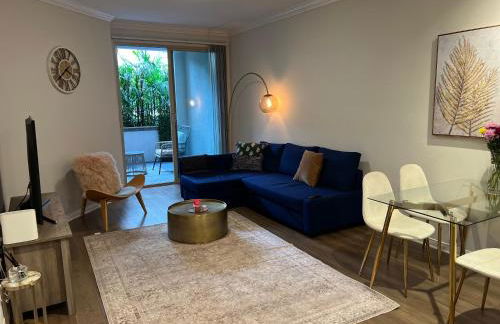 Spacious 1bdrm apartment 10 mins to Cedars-Sinai by car FREE Parking, King bed - Photo 5