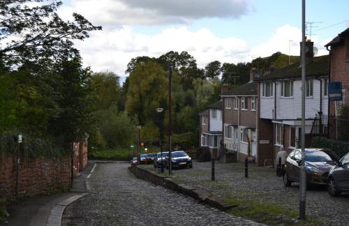 Charming 1 bed riverside apartment - Photo 17