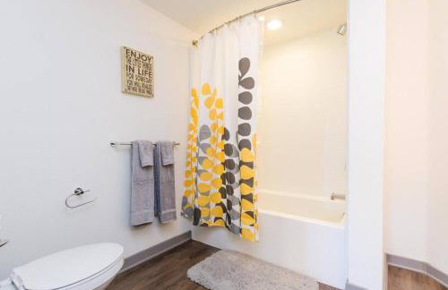 Charming 3 Bedroom Apartment with Pool Near San Diego Convention Center - Foto 21