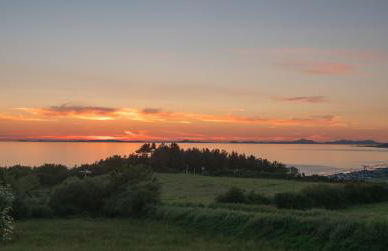 Enlli Fach cabin sleep's 2 adults and 2 children 2 dogs welcome not suitable for contract workers due to parking height restrictions - Photo 49