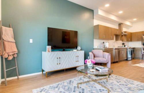 Stylish downtown condo w/ pool & parking - Foto 17