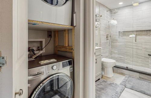 Lakefront Cabin Sleeps 14 - 2 Level Dock - Sun Deck - Foto 15