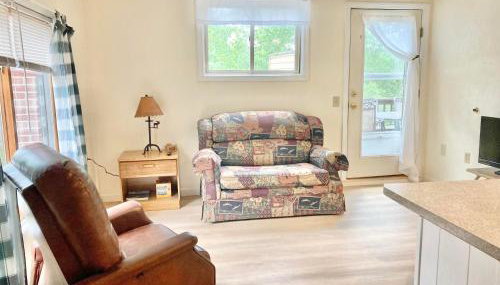 Waterfront 1-bedroom with deck - Photo 2