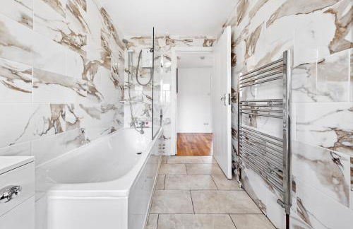 4 Bedroom House by Homestyles Hosts - Short Lets and Serviced Accommodation Islington - Private En-Suite - Foto 45