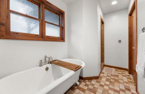 Spacious 5 Bed Retreat, Walk to Lifts and Main - Photo 19