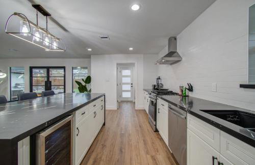 5-BD Modern Central Getaway w Hot Tub - Mins to DT - Foto 12