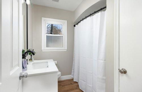 Main Street Retreat Hot Tub Sleeps 8 - Foto 23