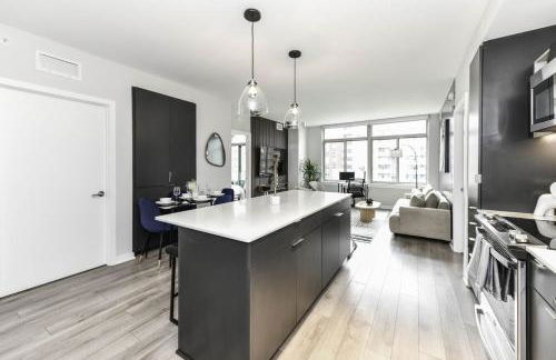 Urban 2BR Oasis with Scenic Rooftop and Gym - Foto 15