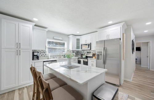 Wood Circle House - Dog Friendly with Fenced in Backyard - Foto 35